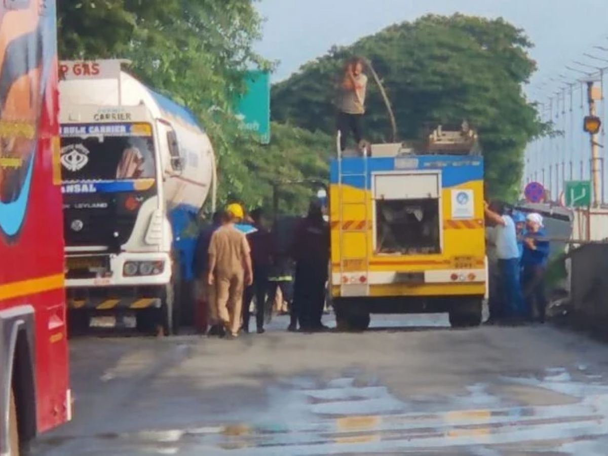 मुंबई पुणे महामार्गावरील भक्ती शक्ती चौकाजवळ गॅस टँकर उलटला