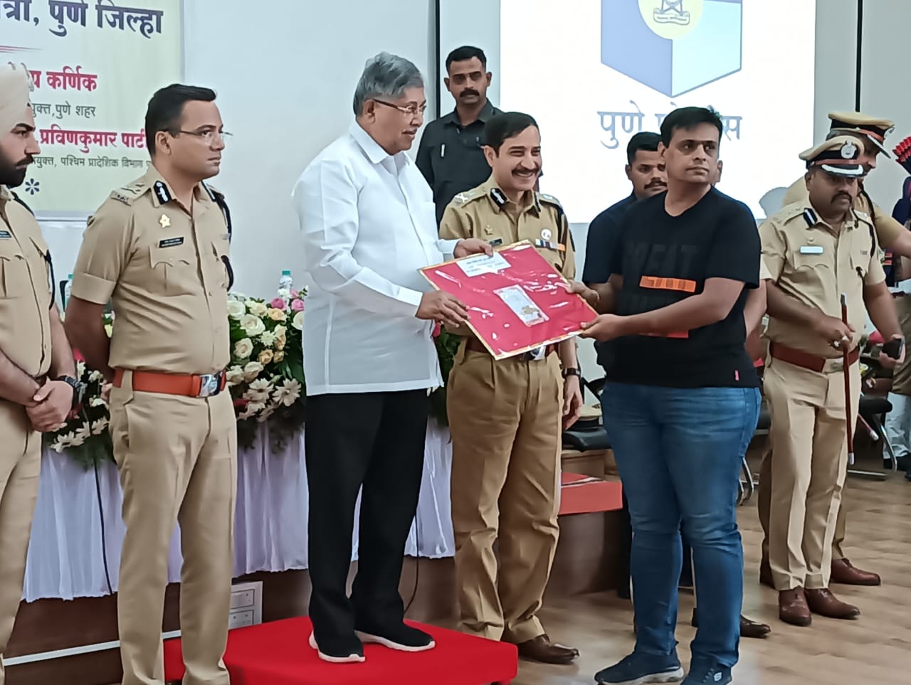 चंद्रकांत दादा पाटील यांच्या विशेष उपस्थितीत मुद्देमाल हस्तांतरण सोहळा (Pune Police)