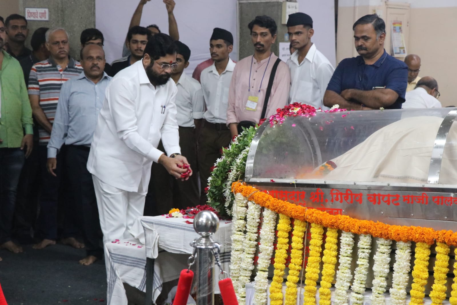 मुख्यमंत्री एकनाथ शिंदे यांनी घेतले स्व. मदनदास देवी यांच्या पार्थिवाचे अंत्यदर्शन