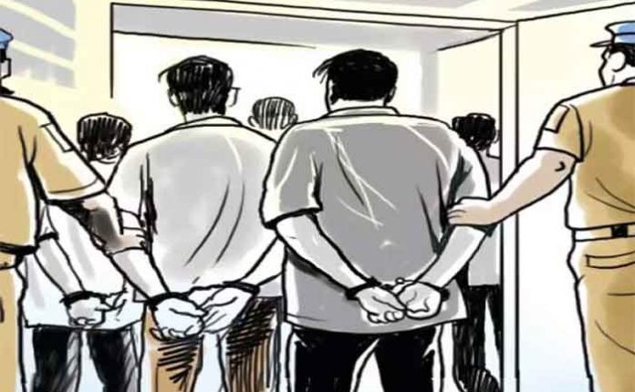 बेकायदा शस्त्र बाळगणाऱ्यांवर पोलिसांची कारवाई