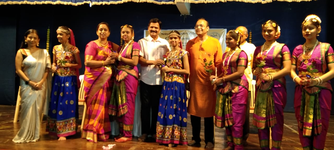 राष्ट्रीय स्तरीय नृत्य स्पर्धेतील नृत्यकला मंदिराच्या यशस्वी कलावंतांचा  गुरुकडून सन्मान