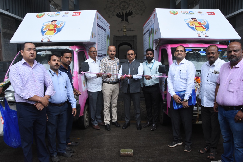 जिल्हाधिकारी डॉ. राजेश देशमुख यांच्या हस्ते प्रधानमंत्री पीक विमा योजनेच्या प्रचार रथाचा शुभारंभ