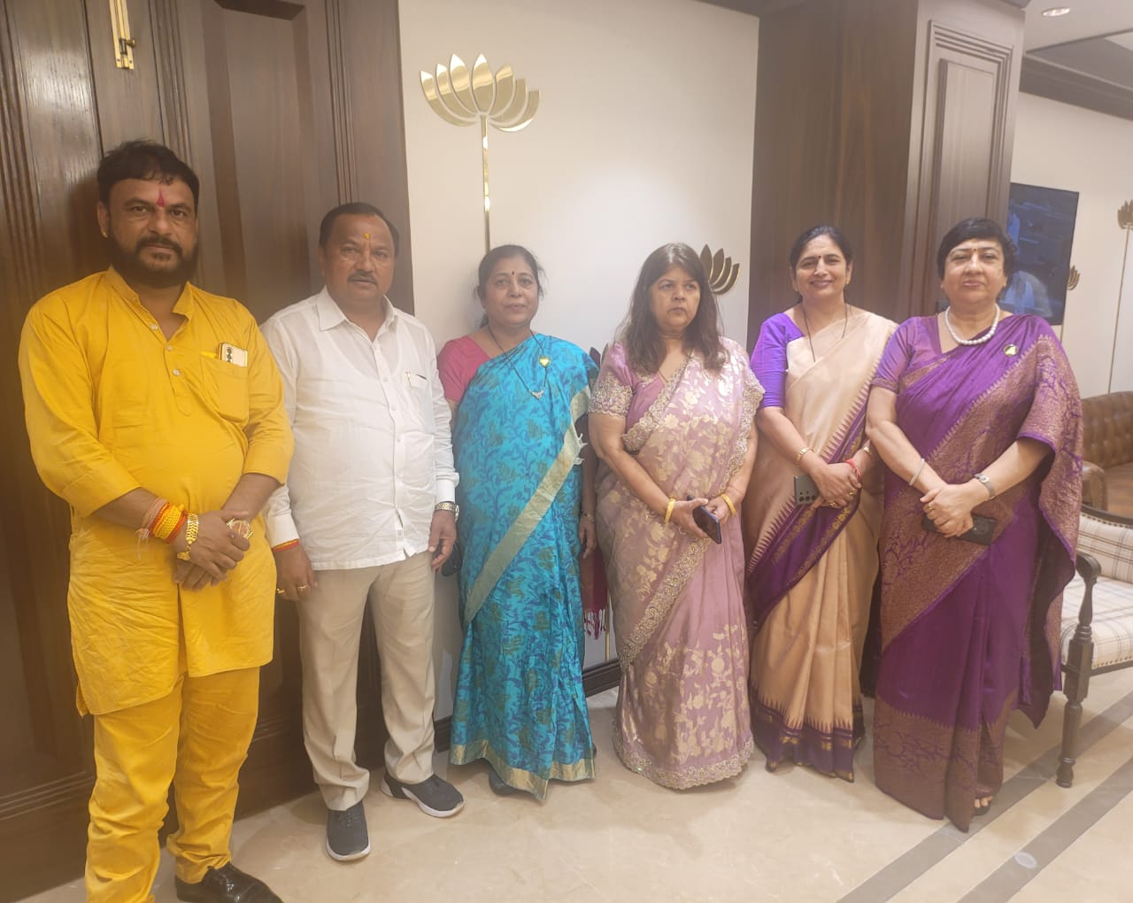 मुंबई मध्ये आमदारांचे थाटात स्वागत