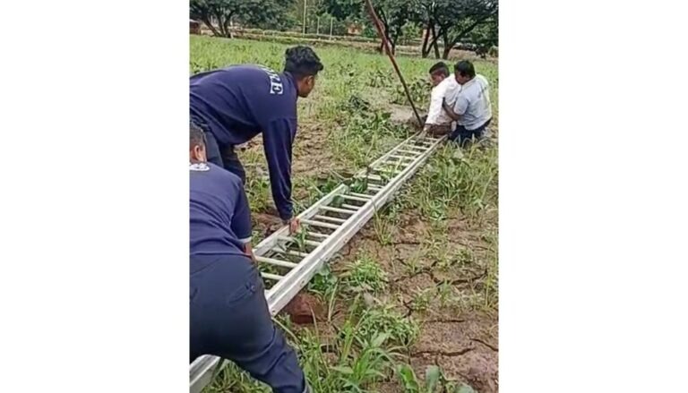 दलदलीत अडकलेल्या व्यक्तीची अग्निशमन दलाकडून जीवनदान