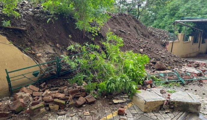 एनआयबीएम रोड स्थित सनश्री एमराल्ड सोसायटीची रिटेनिंग वॉल कोसळली