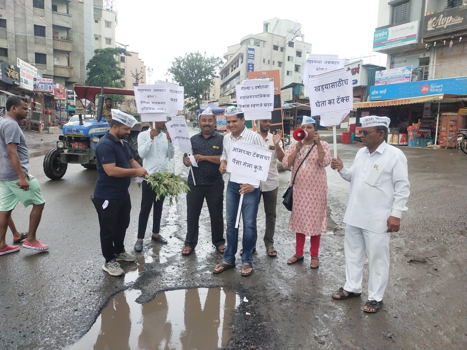 पुणे शहरातील रस्ते खड्यात कि खड्या मध्ये रस्ते शोधणे अवघड !