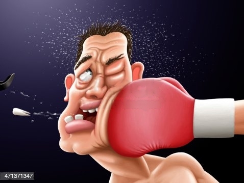 हात फ्रॅक्चर करत तोंडातील तीन दात पाडले