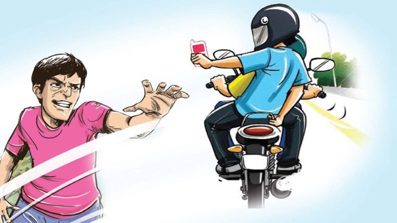 बसची वाट बघत उभ्या असणाऱ्या प्रवाशास दुचाकीस्वारांनी लुटले