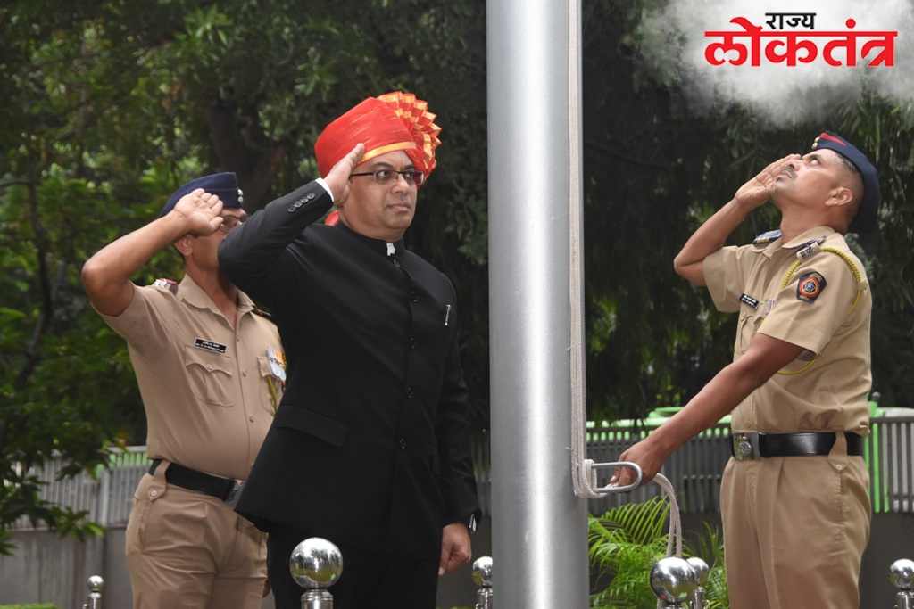 जिल्हाधिकारी डॉ. राजेश देशमुख यांच्या हस्ते जिल्हाधिकारी कार्यालयात ध्वजारोहण