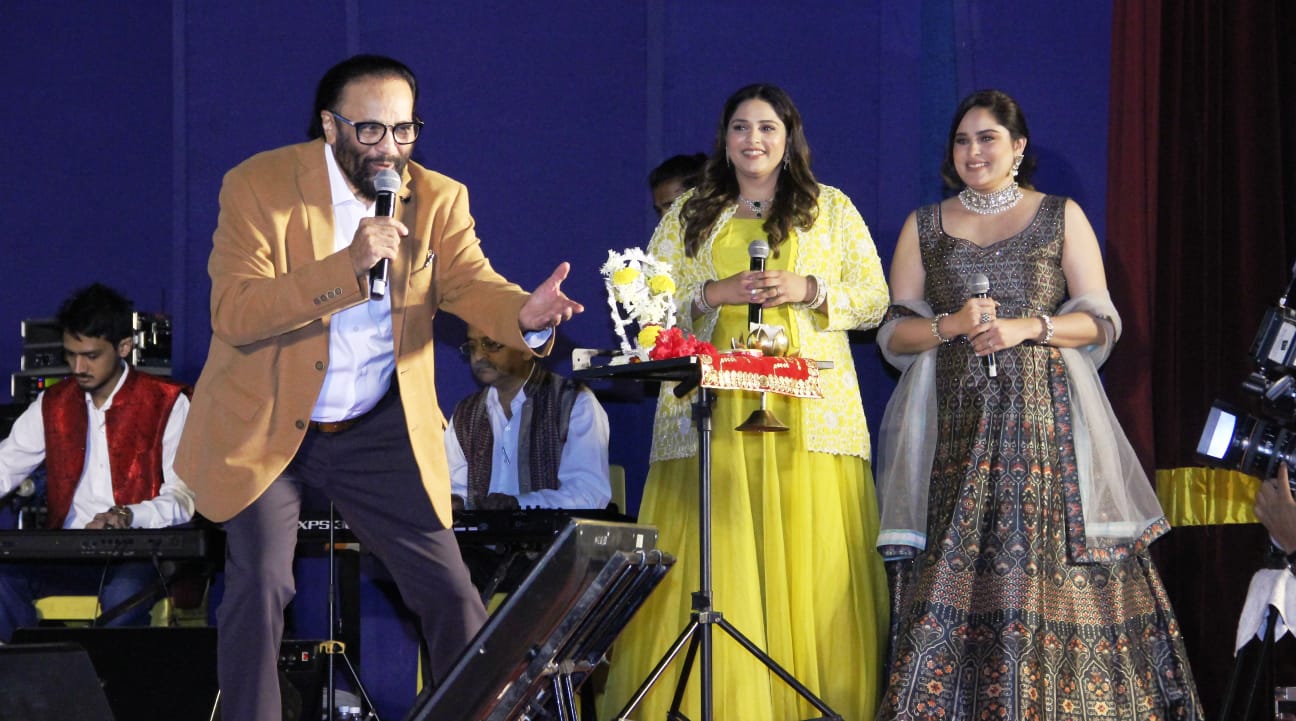 सुह्रदांच्या उपस्थितीत रंगला ‌‘मॉम इंडिया'चा सुवर्ण महोत्सवी सोहळा  सचिन पिळगांवकर, सुदेश भोसले यांच्या तालावर थिरकले पुणेकर रसिक