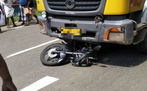 महाळुंगे येथे ट्रक व मोटारसायकलचा अपघात; एक जण जागीच ठार