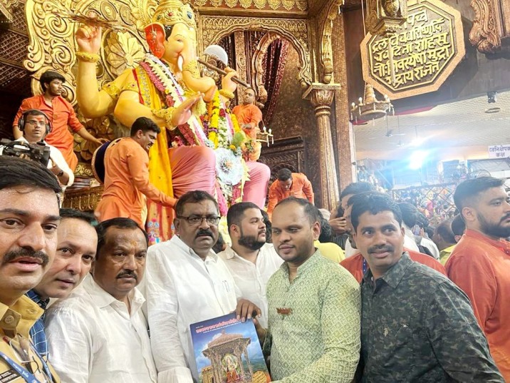 इंदोरचे उद्योजक परमेश्वर येवले लालबागराजाच्या चरणी