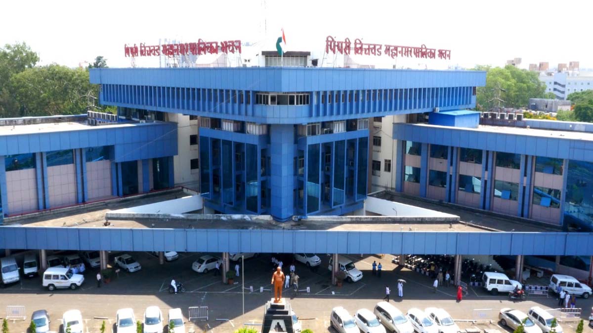 पिंपरी चिंचवड महानगरपालिकेच्या (पीसीएमसी) कडक निर्देशानंतर होर्डिंग हटवले