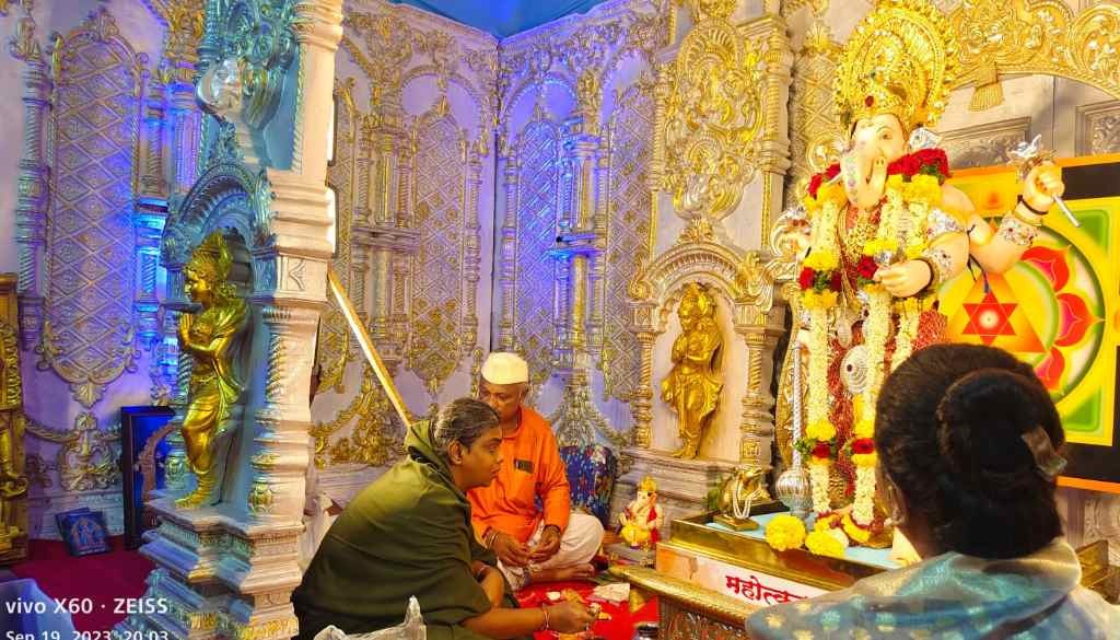 तृतीयपंथी गौरी सावंतच्या हस्ते नेहरू तरुण मंडळाच्या बाप्पांची प्राणप्रतिष्ठा