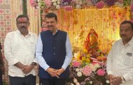 उद्योजक परमेश्वर येवले यांनी घेतले देवेंद्र फडणवीसांच्या घरच्या बाप्पाचे दर्शन
