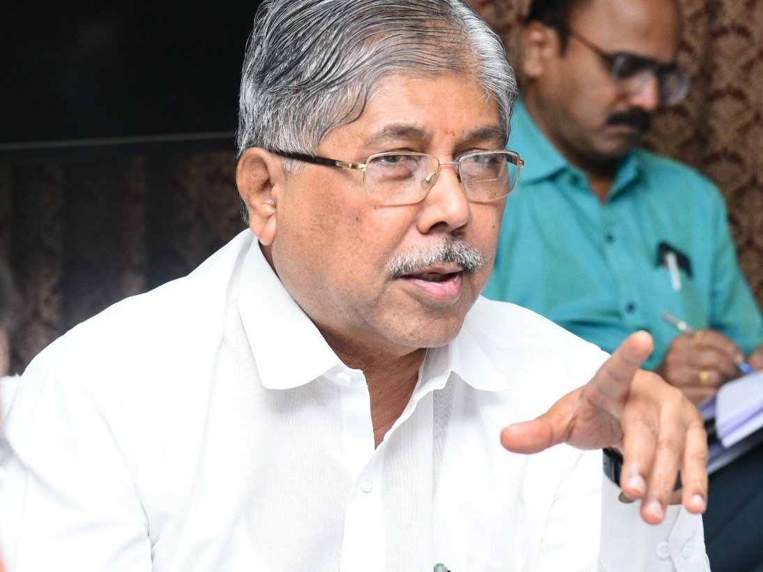 आंतरराष्ट्रीय विमान वाहतूकीच्यादृष्टीने धावपट्टी वाढविण्यासाठी सर्वेक्षण करा-उच्च व तंत्रशिक्षण मंत्री चंद्रकांतदादा पाटील