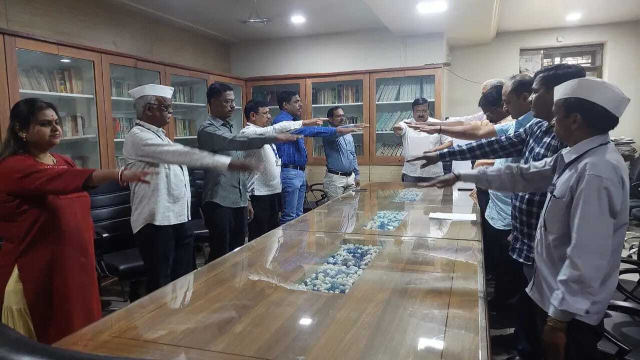 जिल्हा माहिती कार्यालयात राष्ट्रीय एकता दिनाची शपथ