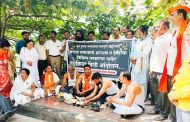मराठा समाजाने घातला सरकारचा दहावा; सरकारच्या विरोधात संतप्त आक्रोश करत केले मुंडन.