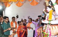 आदित्य ठाकरे यांचे थेरगाव मध्ये मोठ्या उत्साहात स्वागत : आदित्य ठाकरे यांच्या हस्ते थेरगाव येथे देवीची आरती