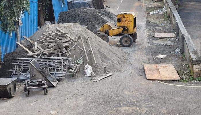 रस्त्यावर राडारोडा टाकणा-या बिल्डरवर कारवाई करण्यास पालिका प्रशासनाची टाळाटाळ