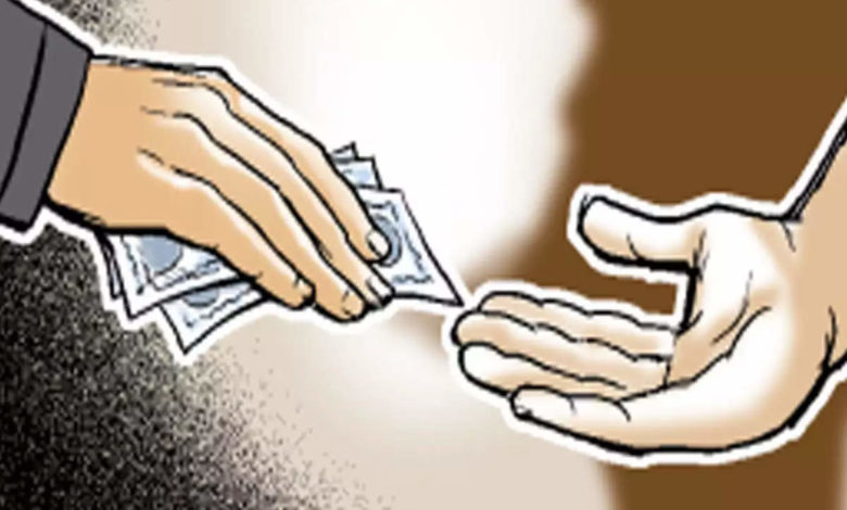 नगरपालिका कर्मचाऱ्याकडे खंडणी मागितल्याप्रकरणी माजी नगराध्यक्षावर गुन्हा दाखल