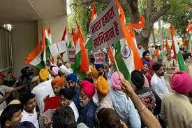 लंडनमध्ये शिकणाऱ्या पुण्याच्या मुलाचे खलिस्तान समर्थक निषेधादरम्यान भारतीय ध्वजाचे रक्षण केल्याबद्दल कौतुक