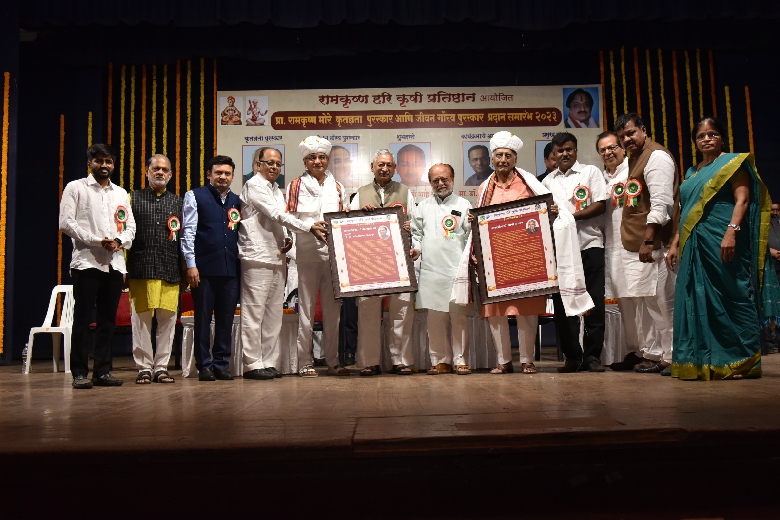 डॉ. बाबा आढाव, कृतज्ञता पुरस्काराने सन्मानित तर डॉ. पी. डी. पाटील यांना प्रा. रामकृष्ण मोरे जीवन गौरव पुरस्कार