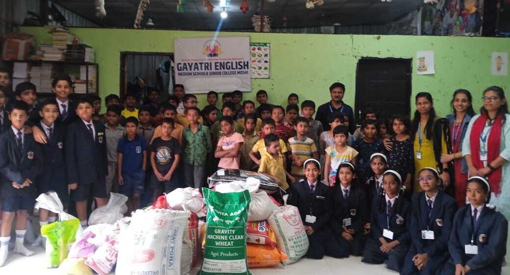 गायत्री इंग्लिश स्कूलचा दिवाळीनिमित्त ‘मूठभर धान्य’ उपक्रम