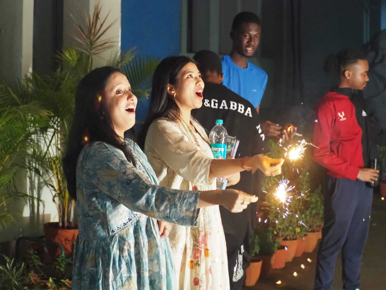 परदेशी विद्यार्थ्यांनी उत्साहाने साजरी केली दिवाळी