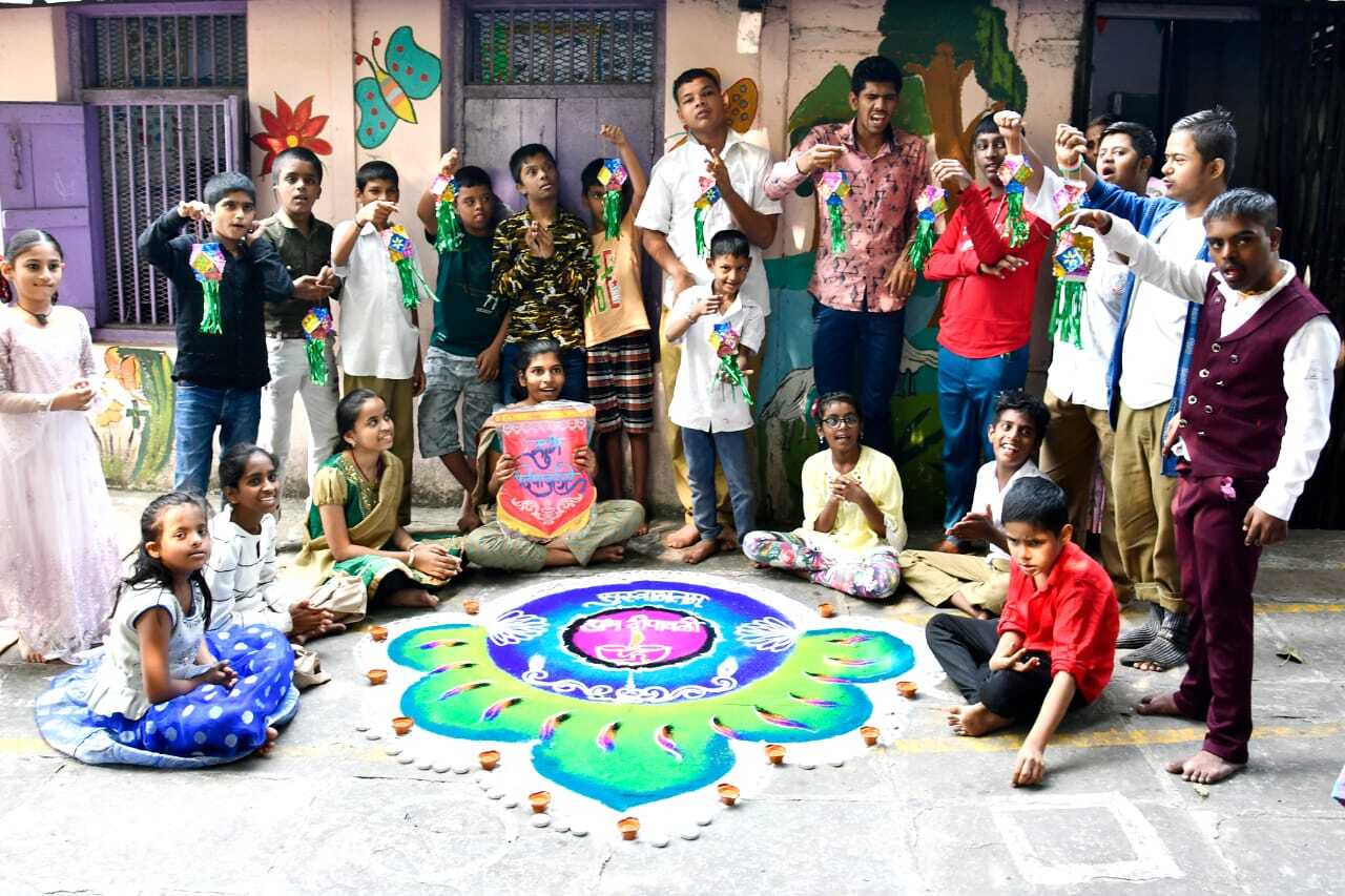 विशेष मुलांच्या चेहऱ्यावर उजळला दिवाळीचा आनंद