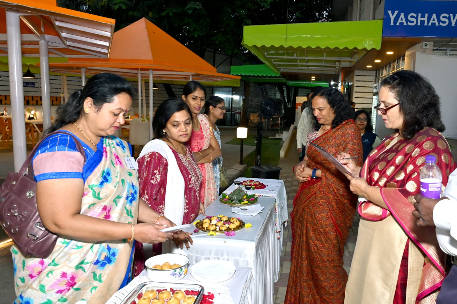 महिलांनी  उद्योजकतेची  कास  धरावी -  शर्मिला  सरपोतदार : 'यशस्वी' संस्थेच्या विद्यार्थ्यांनी तयार केलेल्या दिवाळी  फराळ पाककृती  स्पर्धा  व प्रदर्शनाचे  उद्घाटन