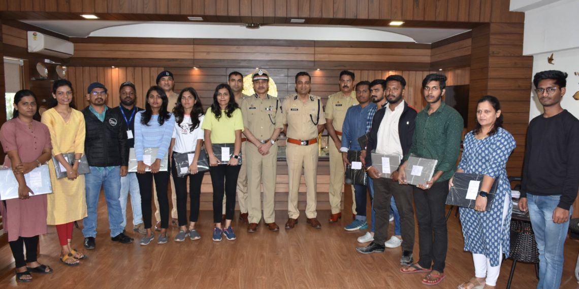 विद्यार्थ्यांचे लॅपटॉप चोरणारा उच्चशिक्षित अटकेत, तर फिर्यादींचे लॅपटॉप पुणे शहर पोलीस आयुक्त, यांचे हस्ते परत