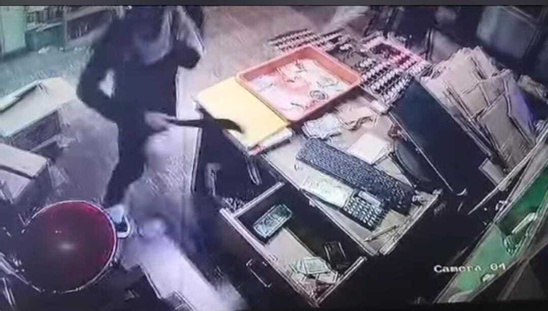 पुण्यात कोयते व बंदुकीचा धाक दाखवत गुंडांचा वाईन शॉपवर दरोडा