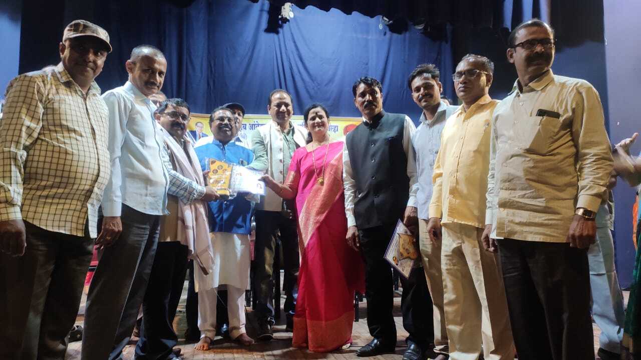 पी.बी.सदाकाळ, बी.जी निकम आदर्श शिक्षक पुरस्काराने सन्मानित