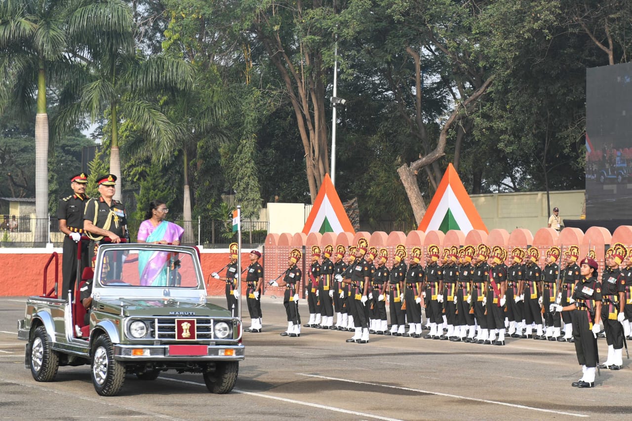 पुणे येथील सशस्त्र दल वैद्यकीय महाविद्यालयाला राष्ट्रपतींच्या हस्ते ‘प्रेसिडेंट्स कलर’ प्रदान