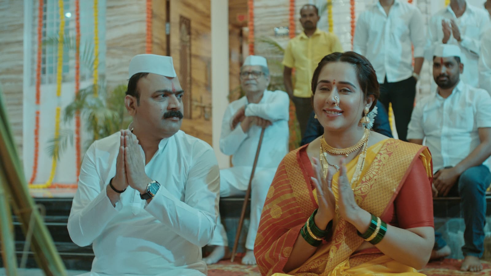 तेजस्विनी लोणारी यांनी मांडला आहे आईच्या नावाने गोंधळ!