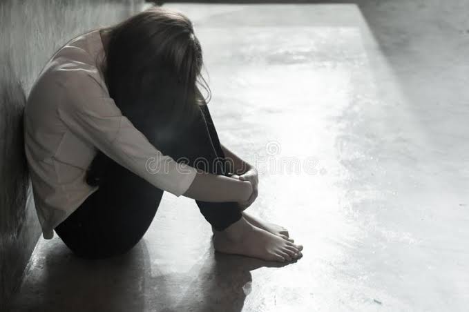 शाळकरी मुलीवर अत्याचार करत तिला बेशुद्ध अवस्थेत सोडून मुंबईहून आलेला तरुण पसार..