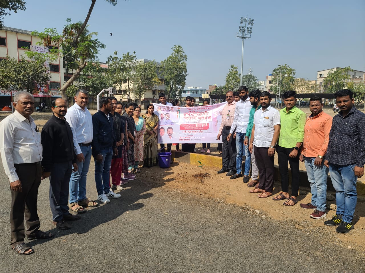 पिंपरी-चिंचवड शहर राष्ट्रवादी विद्यार्थी काँग्रेसच्या वतीने पिंपरीतील फुले महाविद्यालयात वृक्ष लागवड
