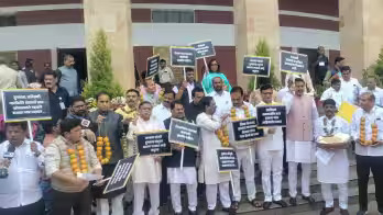 शेतकऱ्यांच्या प्रश्नावरील चर्चेची सूचना फेटाळल्याने विरोधक आक्रमक