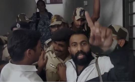 सेट विभागातील सुरक्षारक्षकांनी विद्यार्थी व विद्यार्थिनीना मारहाण केली
