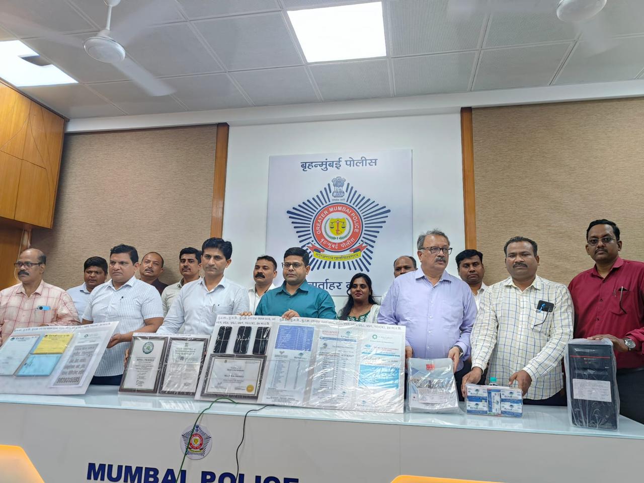 परदेशातील नोकरीचे आमिष दाखवून तरुणांची फसवणूक करणाऱ्या टोळीला बृहन्मुंबई पोलिसांनी ठोकले बेड्या