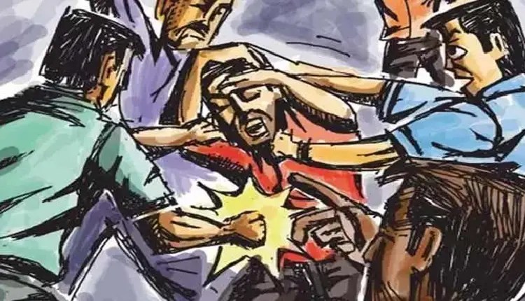 डिपीचा फ्युज काढल्याच्या कारणावरून सावत्र चुलत भावांमध्ये उडाला भडका; मारहाणीत ७० वर्षाच्या आजीसह सहा जण जखमी