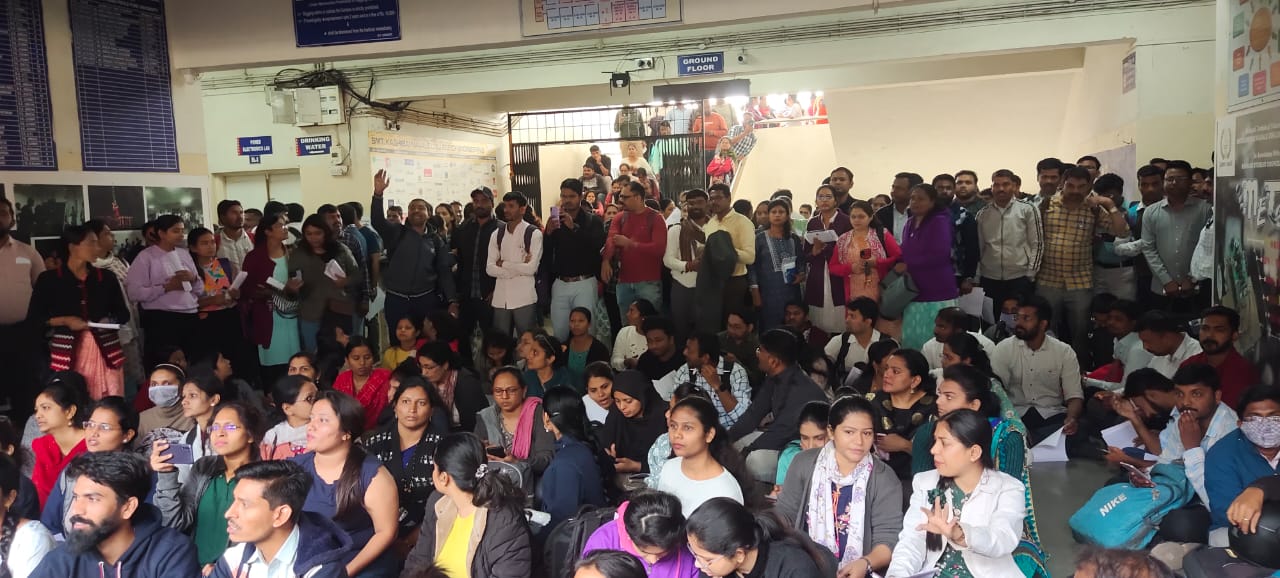 पुन्हा एकदा पेपर फुटला...वडगाव सेंटर वर घडली घटना...विद्यार्थ्यांचे धरणे आंदोलन