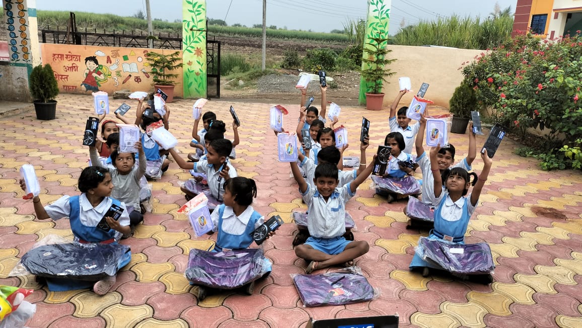 शिरूर जिल्हा परिषद प्राथमिक शाळेत शैक्षणिक शालेय वाटप