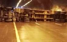 मुंबई-पुणे द्रुतगती मार्गावरील खंडाळा बोगद्यात कंटेनर उलटला