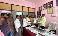 गळ्यात मडकं पाठीला झाडू लावून वाल्मिक समाजाचे मुक आंदोलन