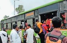 बसमध्ये चढताना प्रवाशांच्या मोबाईल वर झडप