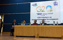 छोटया स्वप्रांपासून करीयरची सुरुवात करून कामात एकलव्यासारखे झोकून द्यायला हवे. - प्रदीप कुलकर्णी