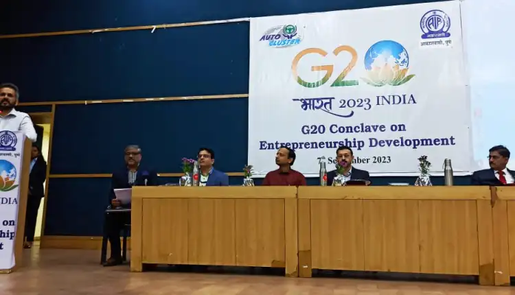 छोटया स्वप्रांपासून करीयरची सुरुवात करून कामात एकलव्यासारखे झोकून द्यायला हवे. - प्रदीप कुलकर्णी