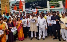 गद्दारांना पेटवण्यासाठी शिवसेनेची मशाल सज्ज : राज्य सरकारच्या विरोधात शिवसेनेचे पिंपरीत आंदोलन